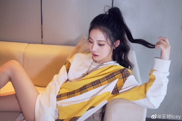 创造101美女选手王婷迷人写真美照欣赏