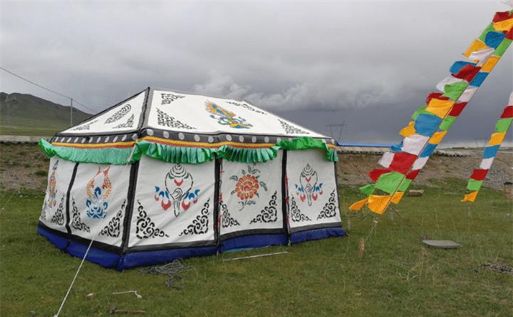 大家可能以为是游牧民族临时搭起的帐篷,其实这里面是暗藏玄机的,而且