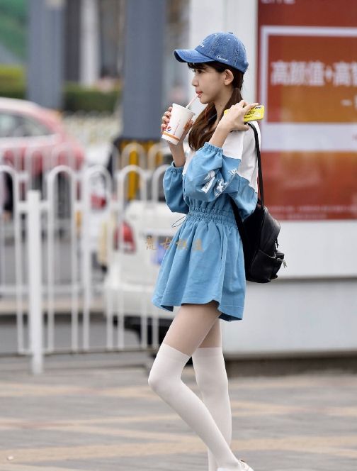 杭州街拍小学妹身穿时尚连衣裙搭配长筒袜尽显青春可爱气息