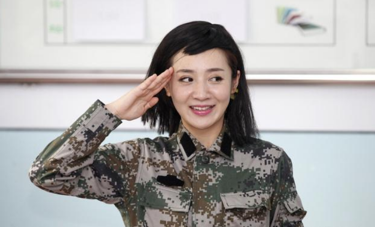 巾帼不让须眉,中国每年近十万女兵征召入伍,为搬动炮弹增重20斤