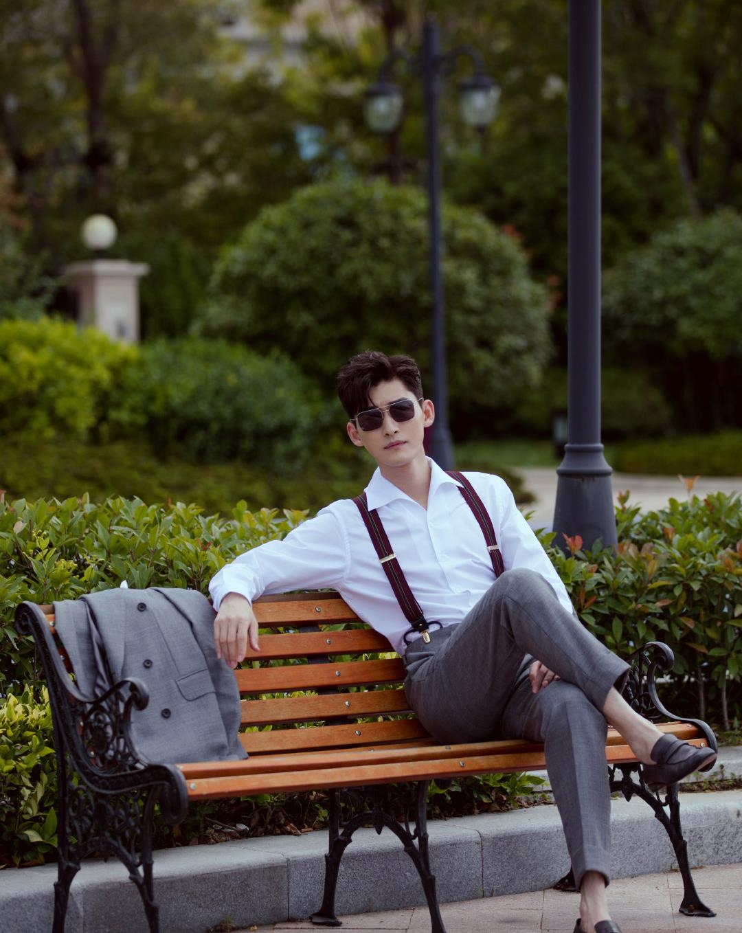 张翰哪里像34岁只搭配一件白衬衫居然也这么帅