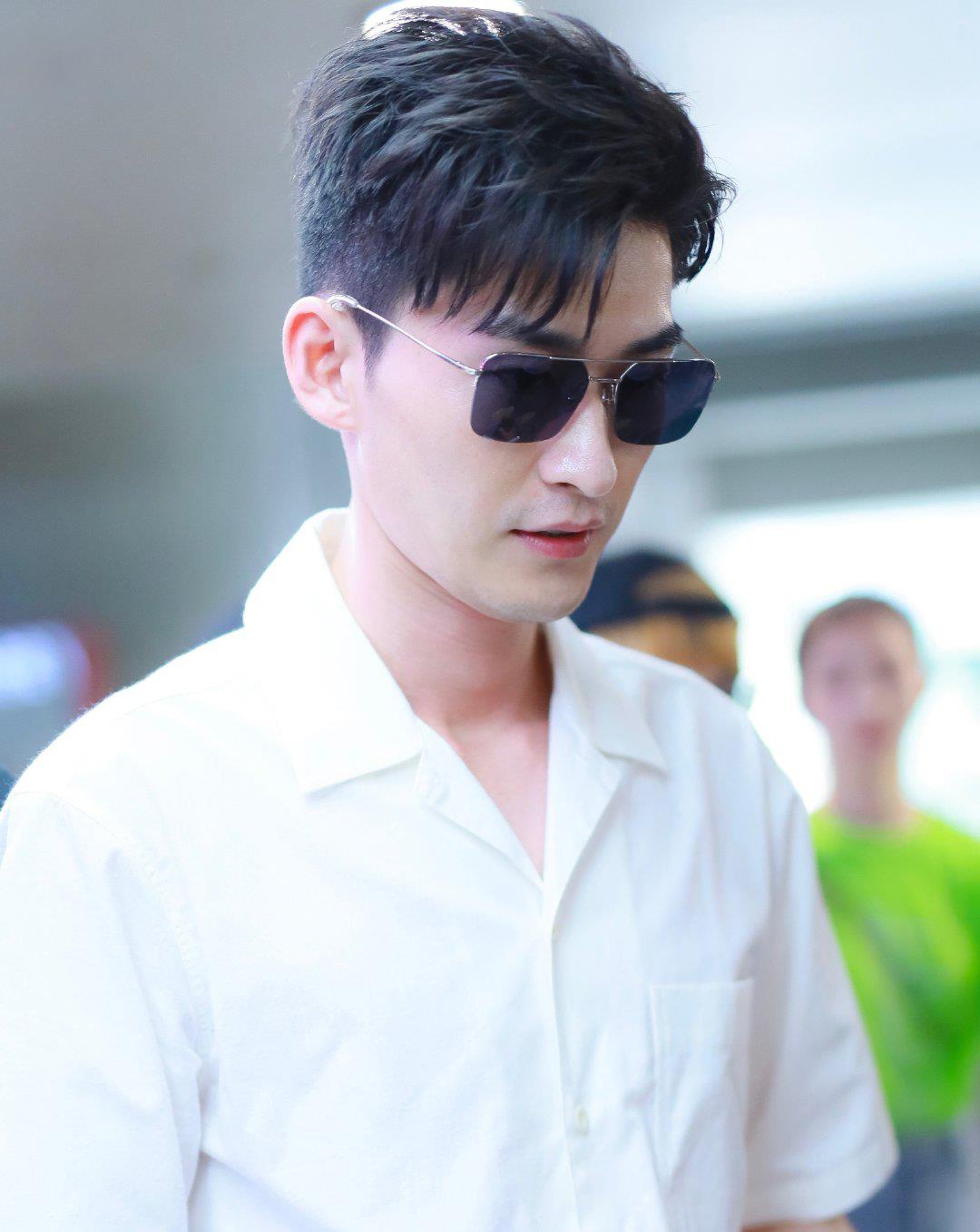 张翰哪里像34岁只搭配一件白衬衫居然也这么帅