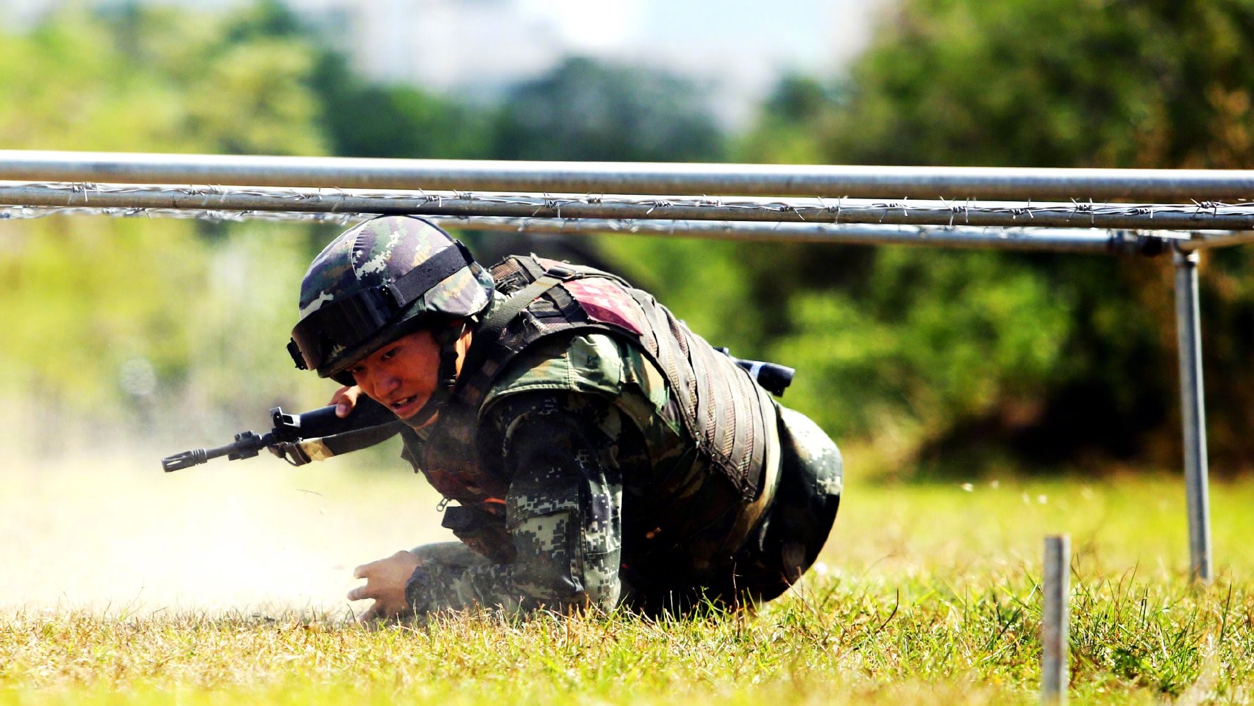 野外陌生环境下武警特战队员不畏艰险训练作战能力