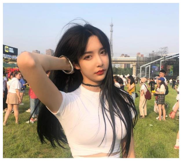 "女装大佬"艾比晒自拍,颜值高但喉结显眼,越来越像男人了