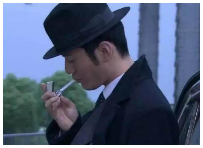 4位男明星点烟姿势,图2很嚣张,图4至今无人超越!