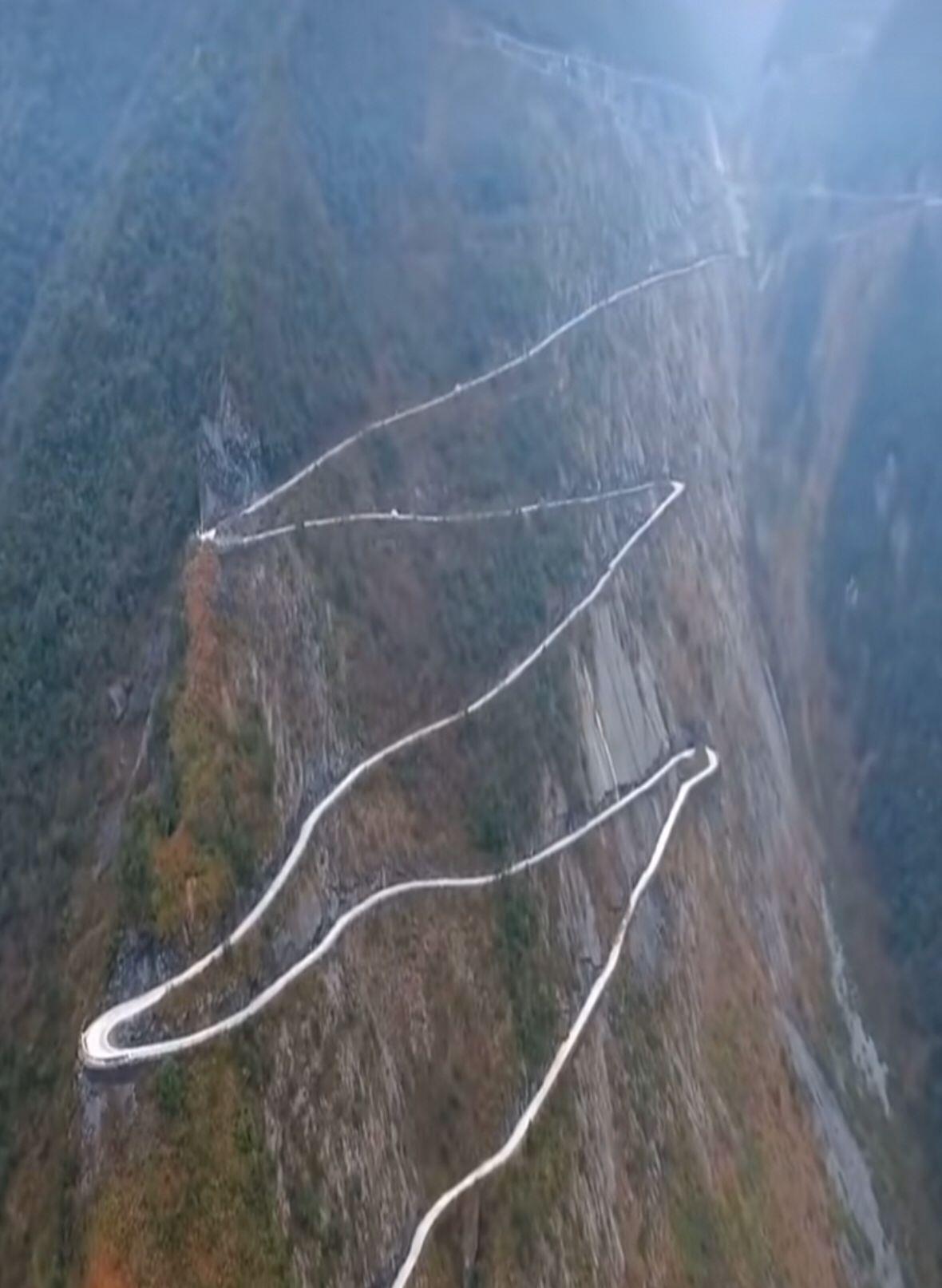 恩施有条修在悬崖上的公路你敢走吗