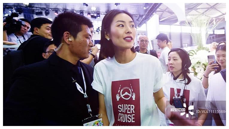 刘雯现身又是腿长两米气场八米,保镖和主持人都要仰视!