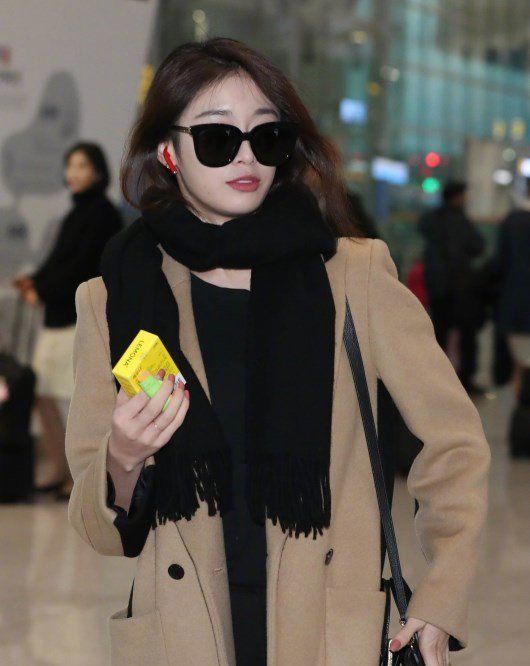 韩国女团tara成员朴智妍现身机场,皮肤白皙,戴墨镜酷炫十足!