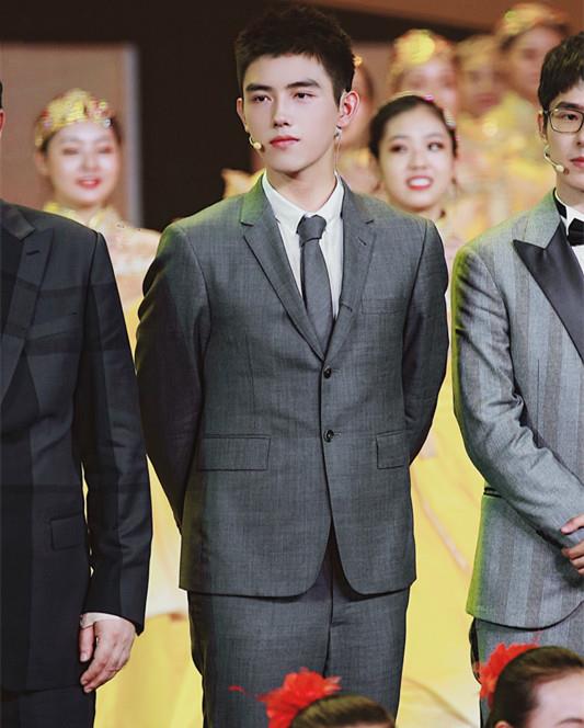 陈飞宇和刘昊然,"余淮"同框,同是灰西装造型,帅的风格不同!