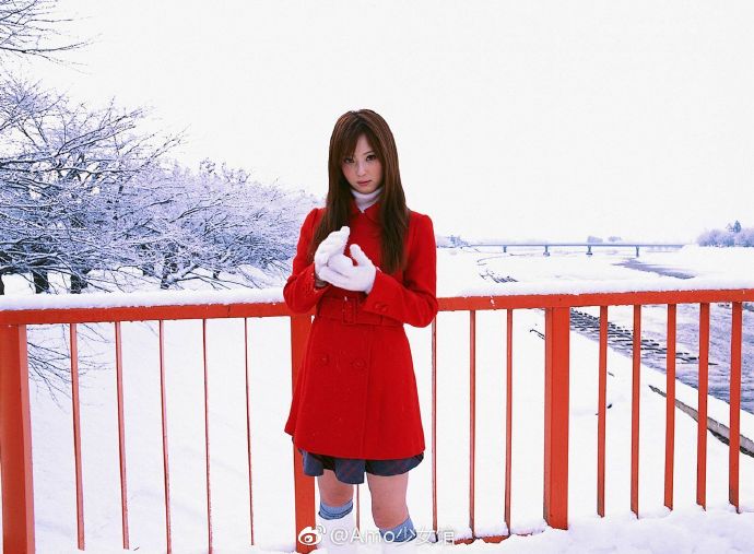 美丽雪景中的秋田美人