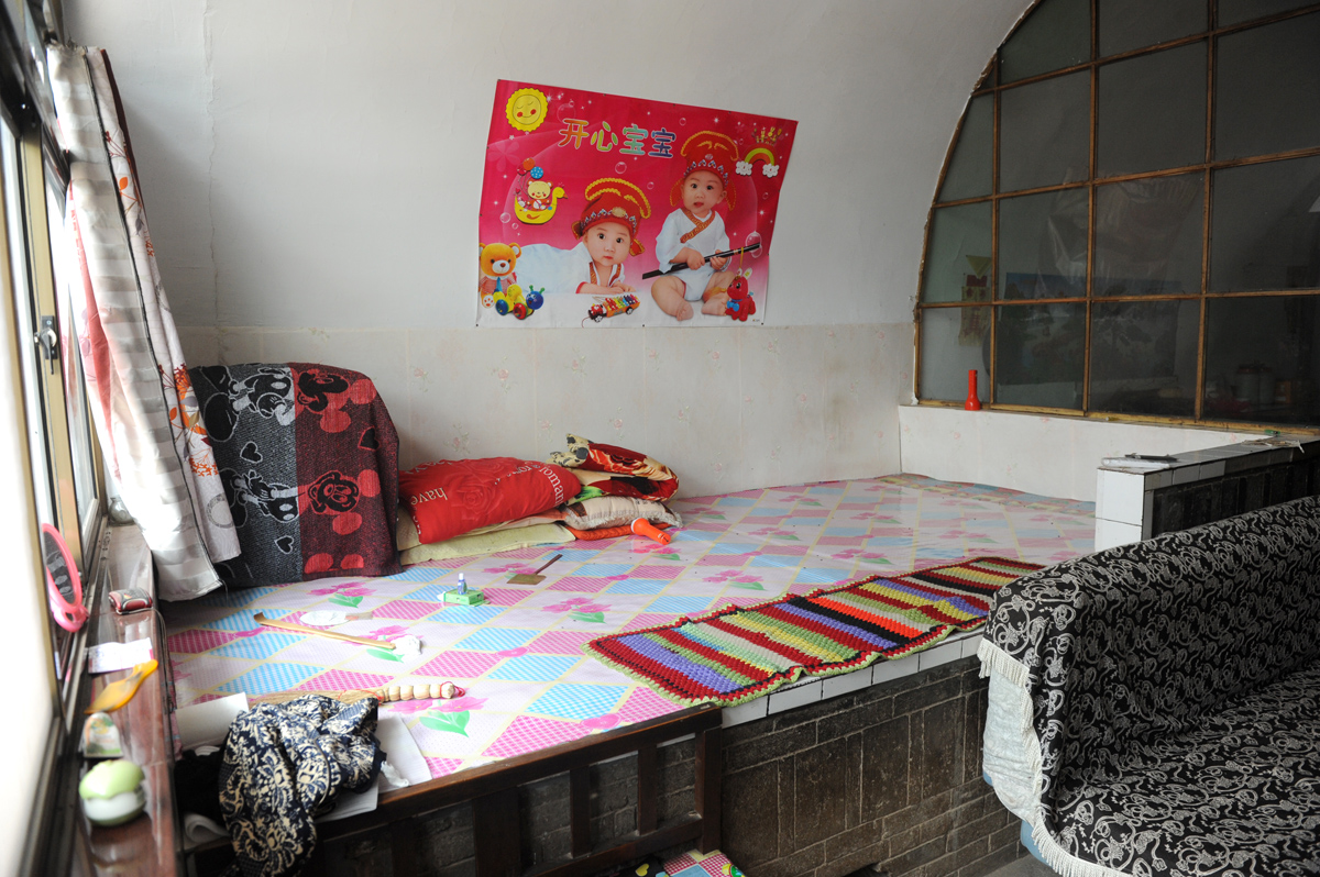 村中居民搬出大山,6旬老夫妻坚守窑洞,家中大炕吸睛能睡10人