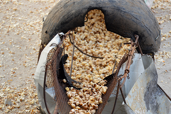 农村老式手摇爆米花 香飘几代人的记忆|爆米花|记忆|农村_新浪新闻