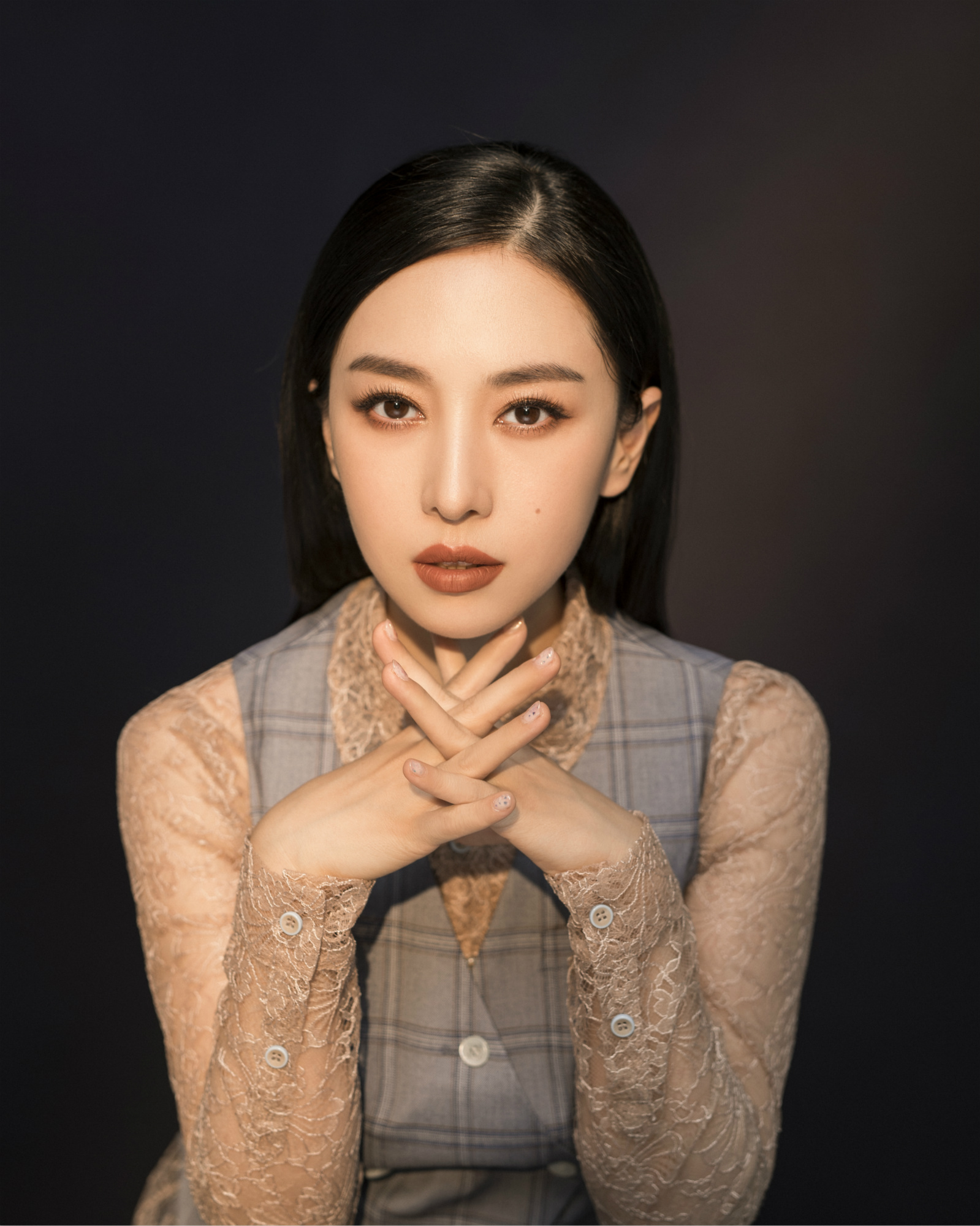 jj贾晓晨烈焰红唇树立辣妈新典范透视蕾丝搭配干练西装攻气逼人