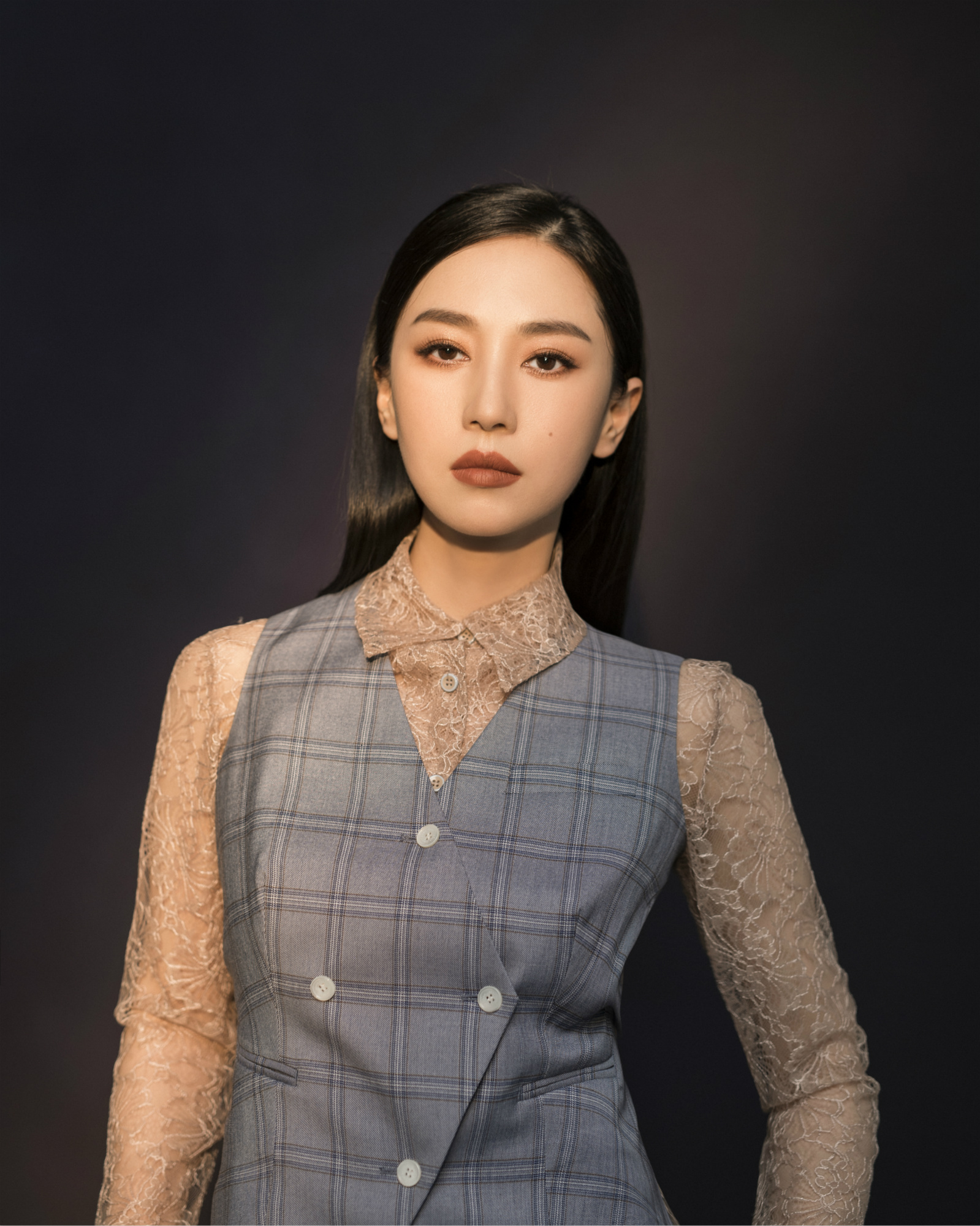 演员jj贾晓晨日前发布一组"攻气十足"的写真,只见蓝黑背景暖光中,她身