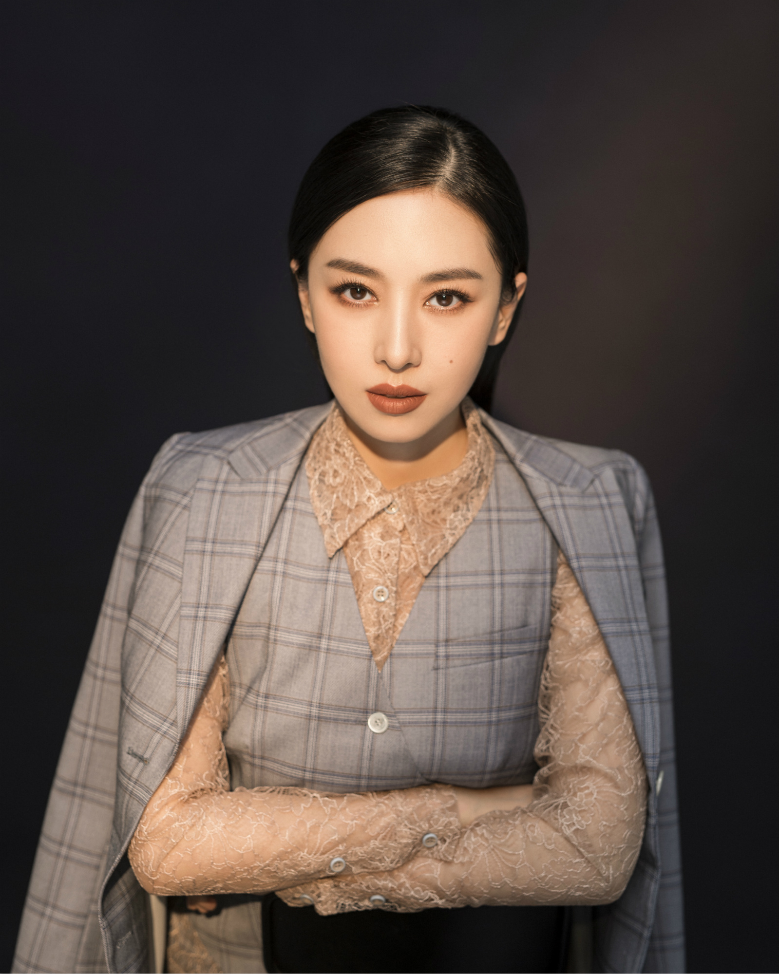jj贾晓晨烈焰红唇树立辣妈新典范透视蕾丝搭配干练西装攻气逼人