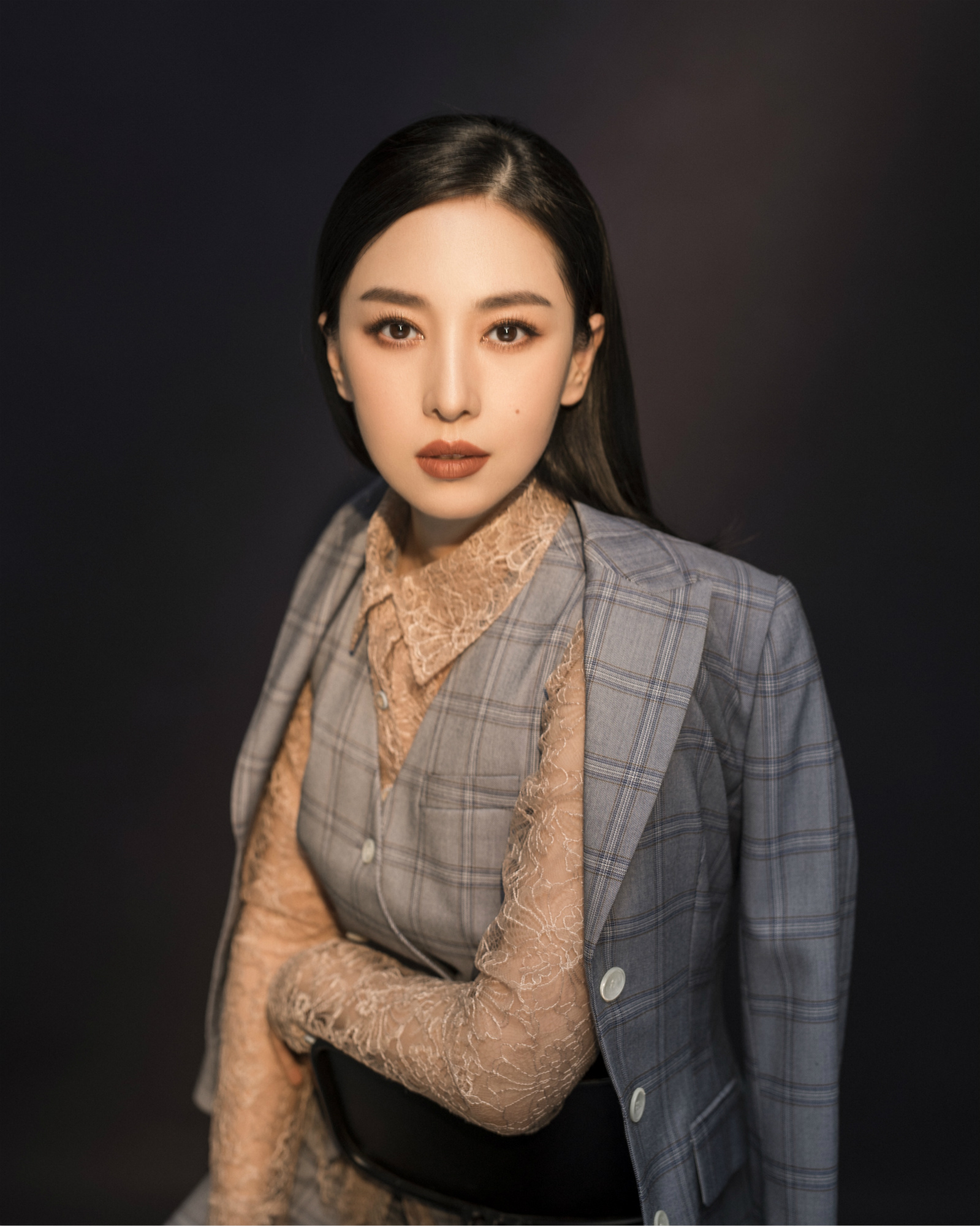 jj贾晓晨烈焰红唇树立辣妈新典范透视蕾丝搭配干练西装攻气逼人