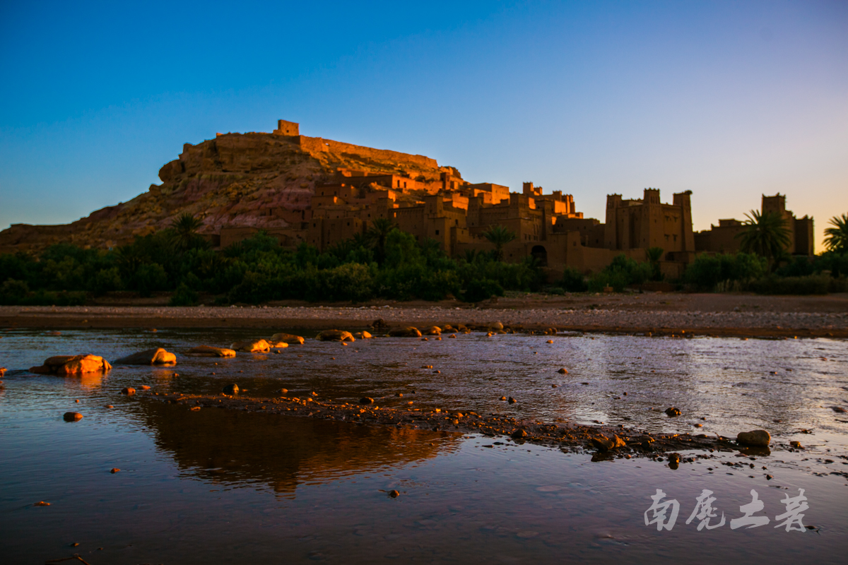 西撒哈拉门户的日夜星辰