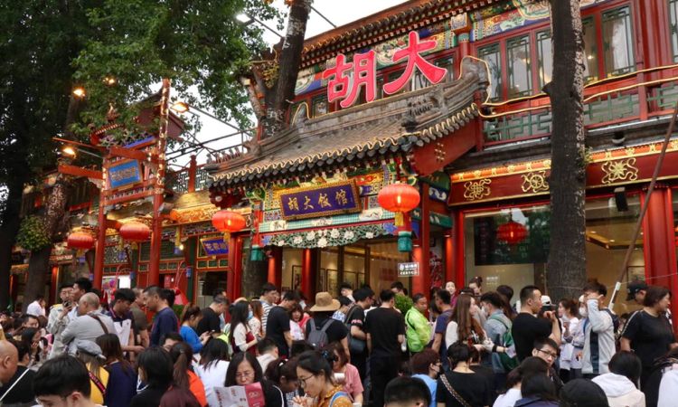 夜幕下的东直门簋街