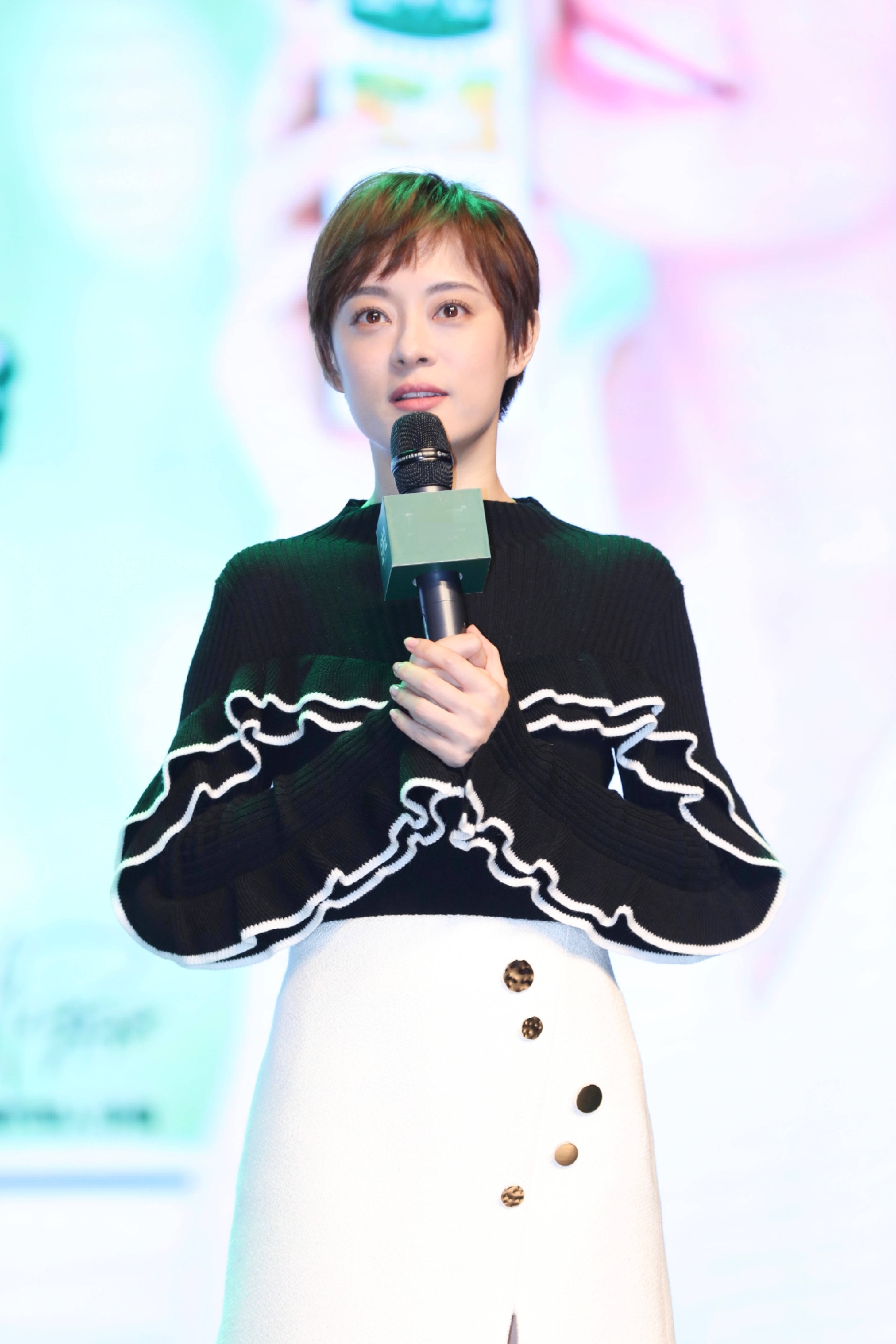 孙俪终于不穿打裤子,再穿针织衫配短裙,换个款式时髦不止一点点