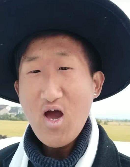 紧凑哥携女友再战江湖! 看到女友的那一刻, 网友尖叫: 太疯狂!