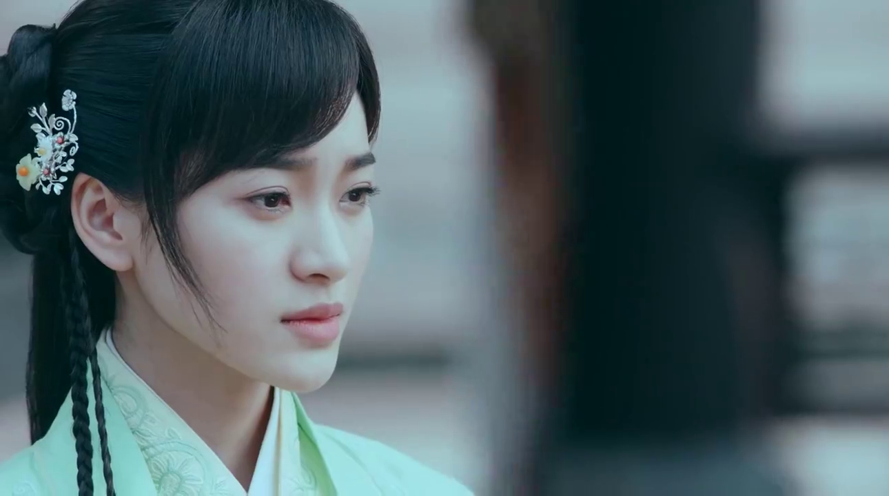 小环拉起跪着的曾书书,企图劝书书重新振作起来,说着说着便哭