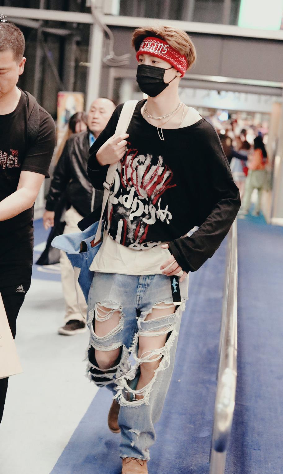 黄明昊破洞裤的走势这么可怕酷帅风格大秀长腿