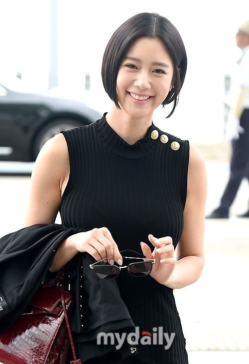 李成敏一头短发清新利落,黑裙展身姿,"亚洲第一美女"实至名归