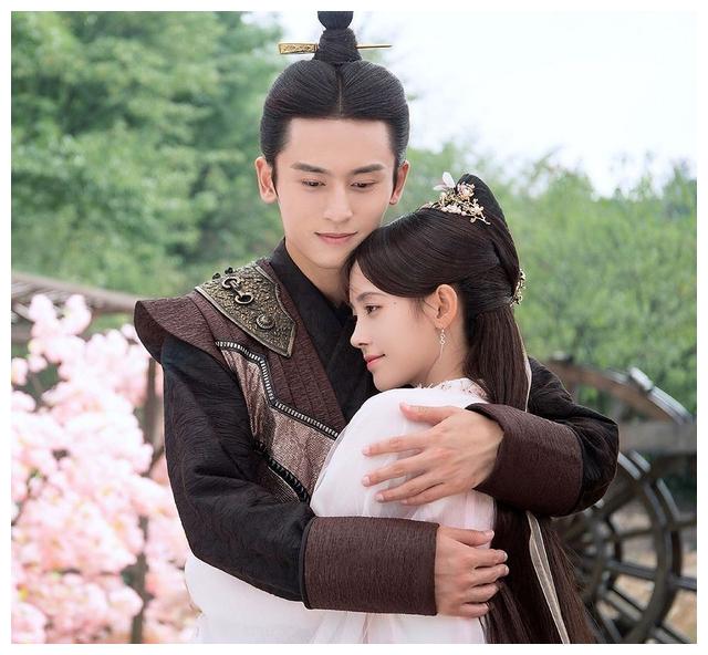 张哲瀚鞠婧祎相拥只有上半身出镜,转换到全身时,观众忍不住笑了