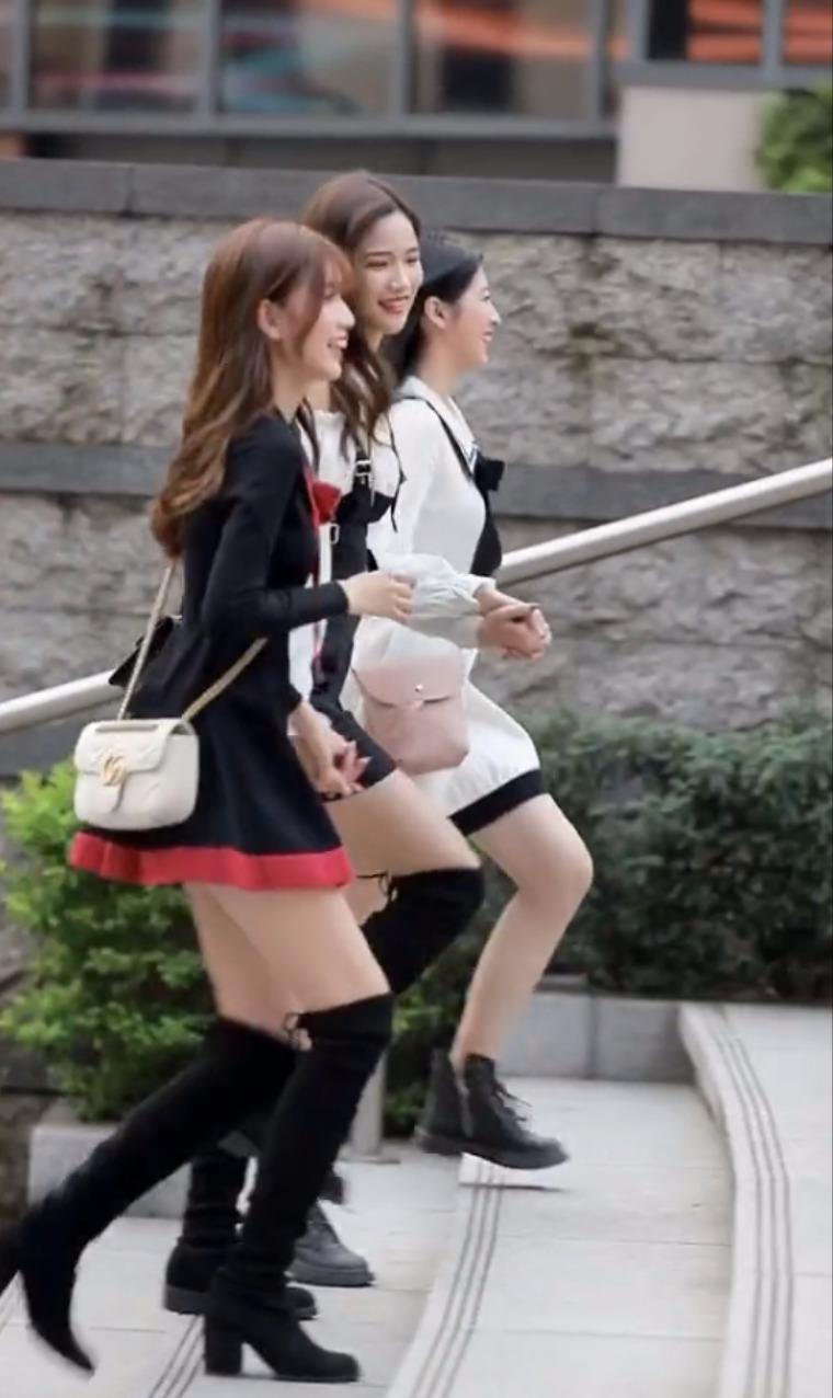 三美女比赛谁的腿长第三个小姐姐也太皮了吧