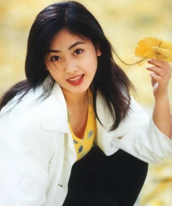 曾是回族第一美女第一任男友是张铁林现嫁大23岁香港老戏骨