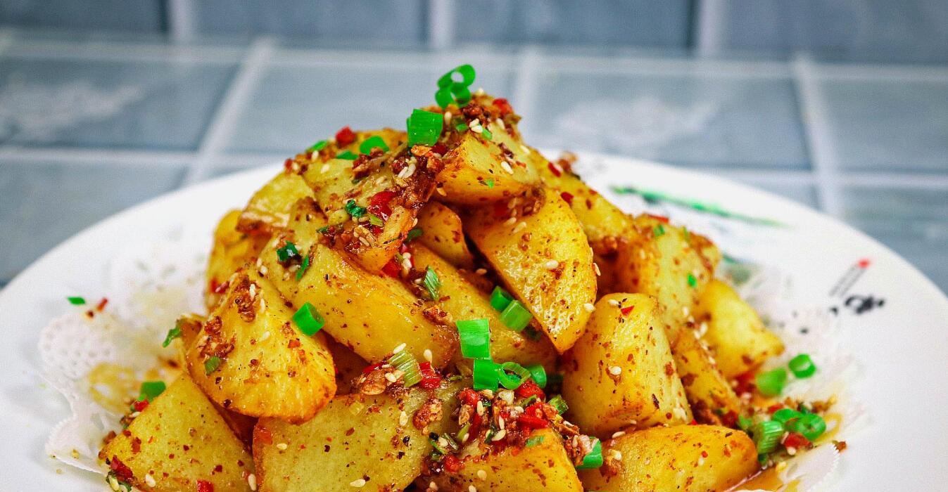 土豆做成蒜香孜然味,开胃下饭味道好,端上来家里人抢着吃