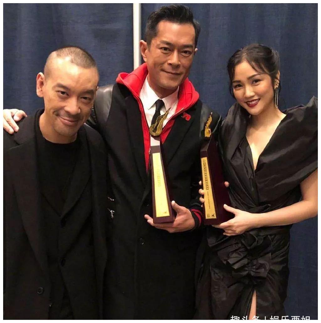 古天乐获奖众好友送祝福,大家争着与他同框合影,古仔笑得很开心