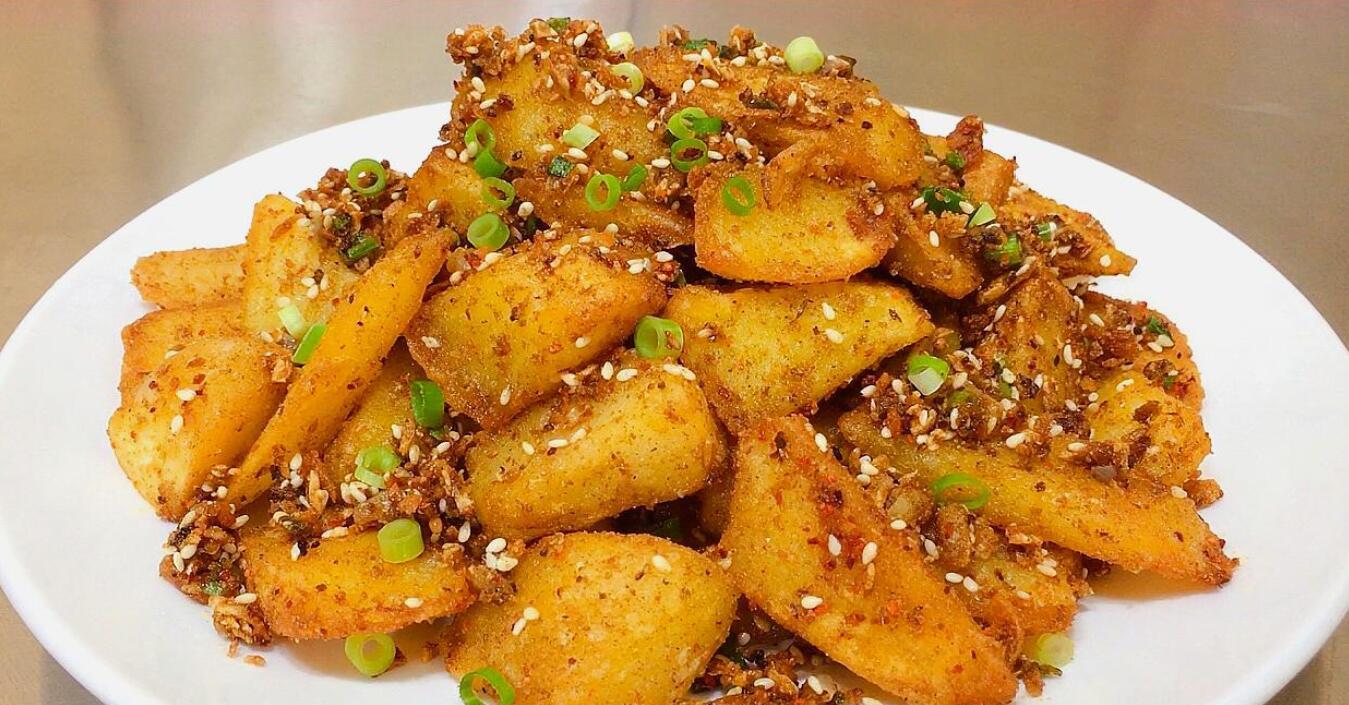 土豆做成蒜香孜然味,开胃下饭味道好,端上来家里人抢着吃