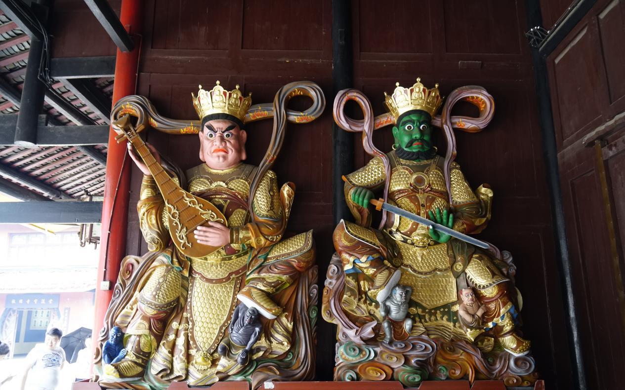 天王殿四大天王,护卫四方,同时也分管风调雨顺步入寺院山门后,第一个
