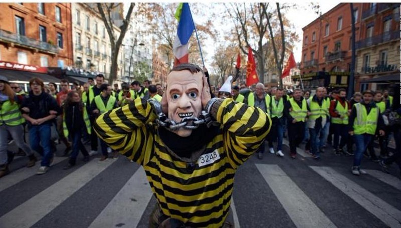 据称为应对"黄背心"带来的街头暴力 法国将宣布暂停提高燃油税