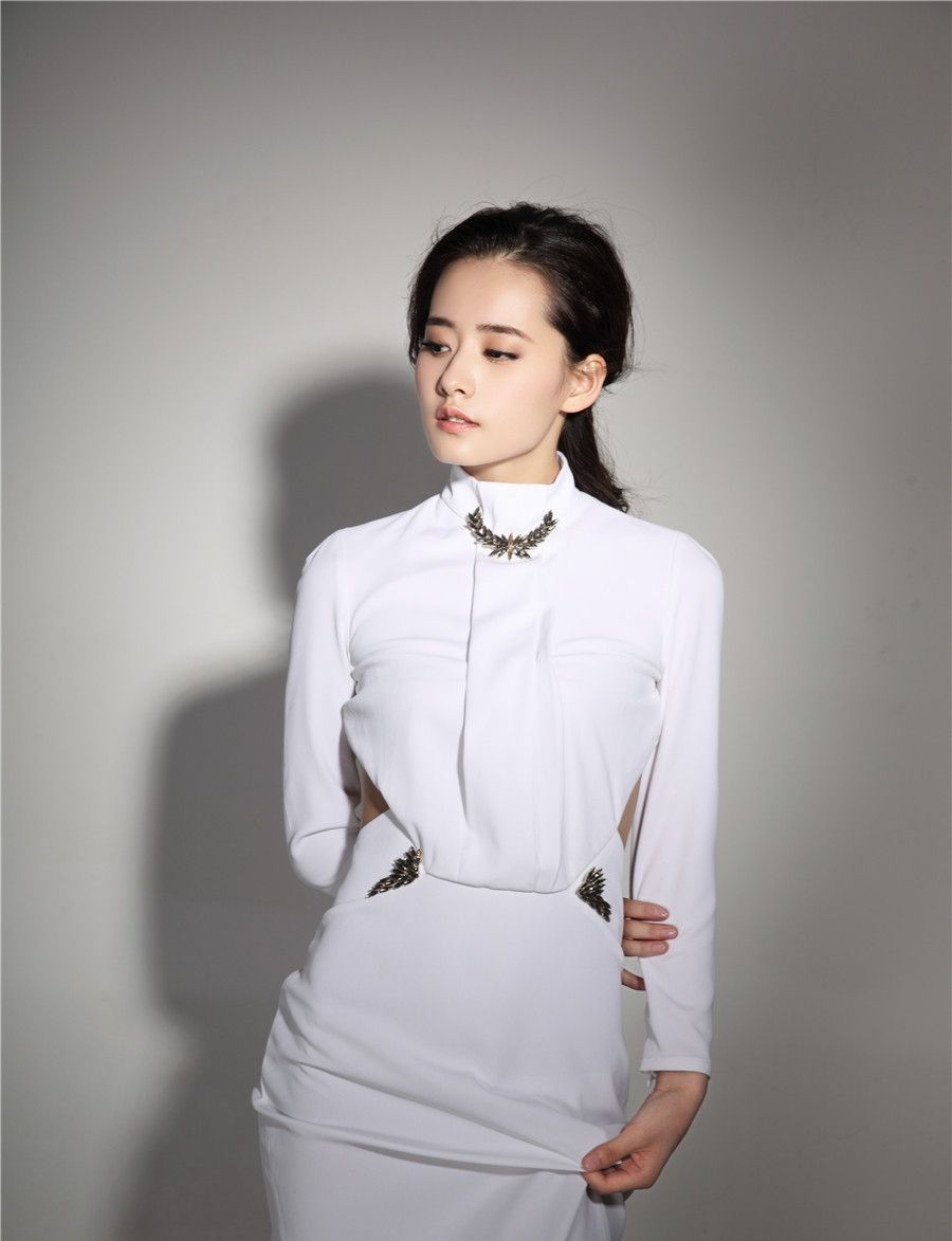 柴碧云身着白色露背礼服端庄中透露着一股说不出的妖媚之感