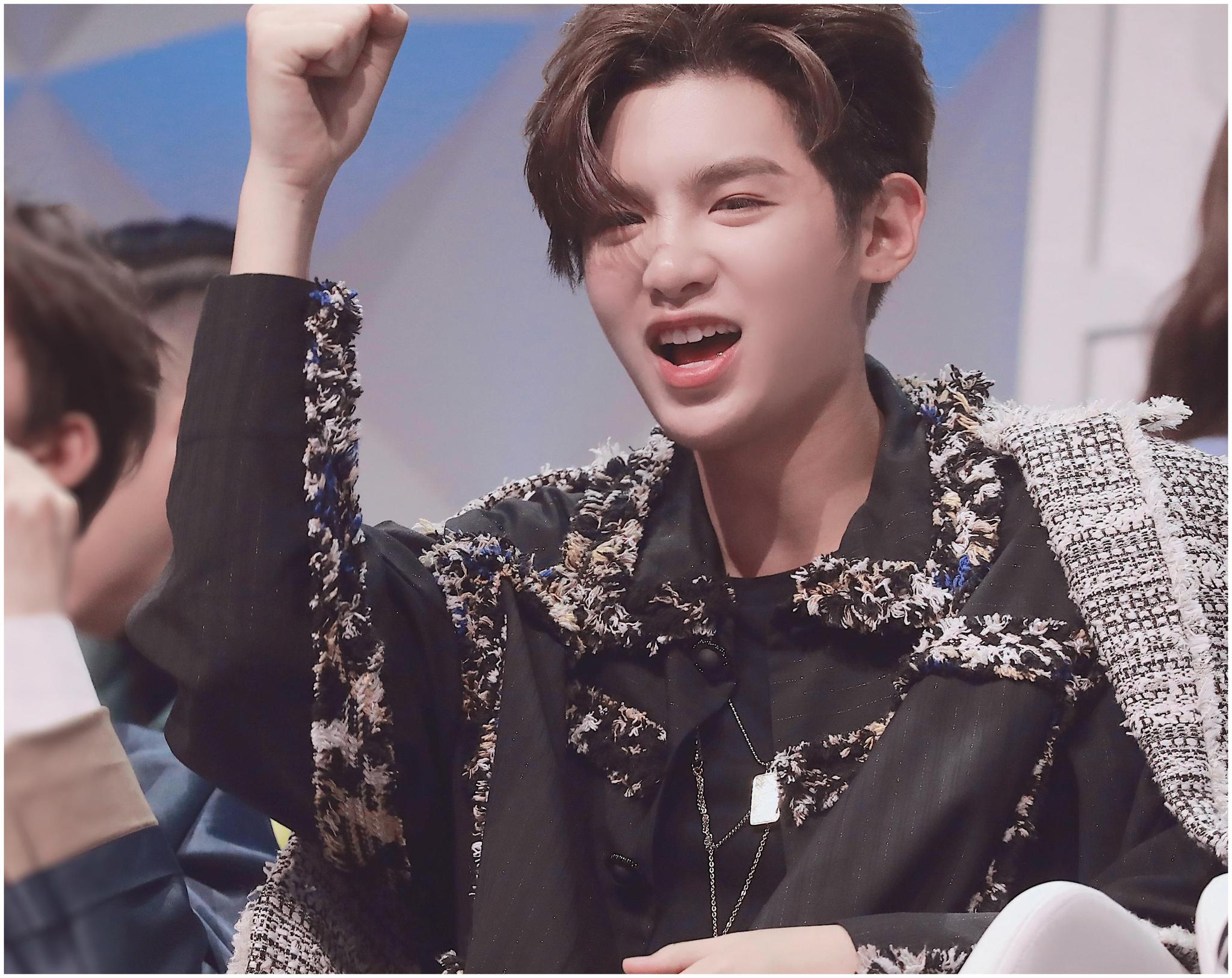 npc采访蔡徐坤未到仍有姓名新歌被黄明昊唱了几回还被全体模仿