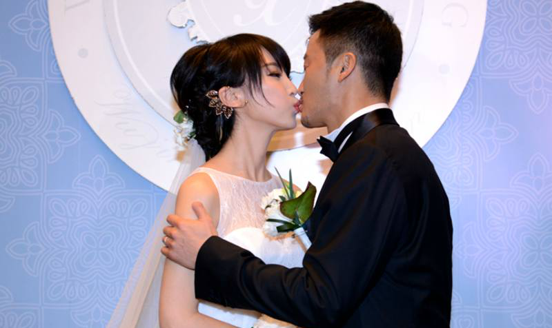 与吴京有亲密照的女人,图3直接吻住,图4才是最深情的一吻