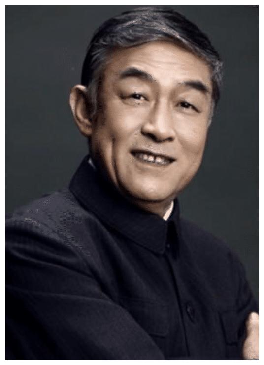 61岁"太监专业户",出道36年演技精湛却不红,与圈外妻子很幸福