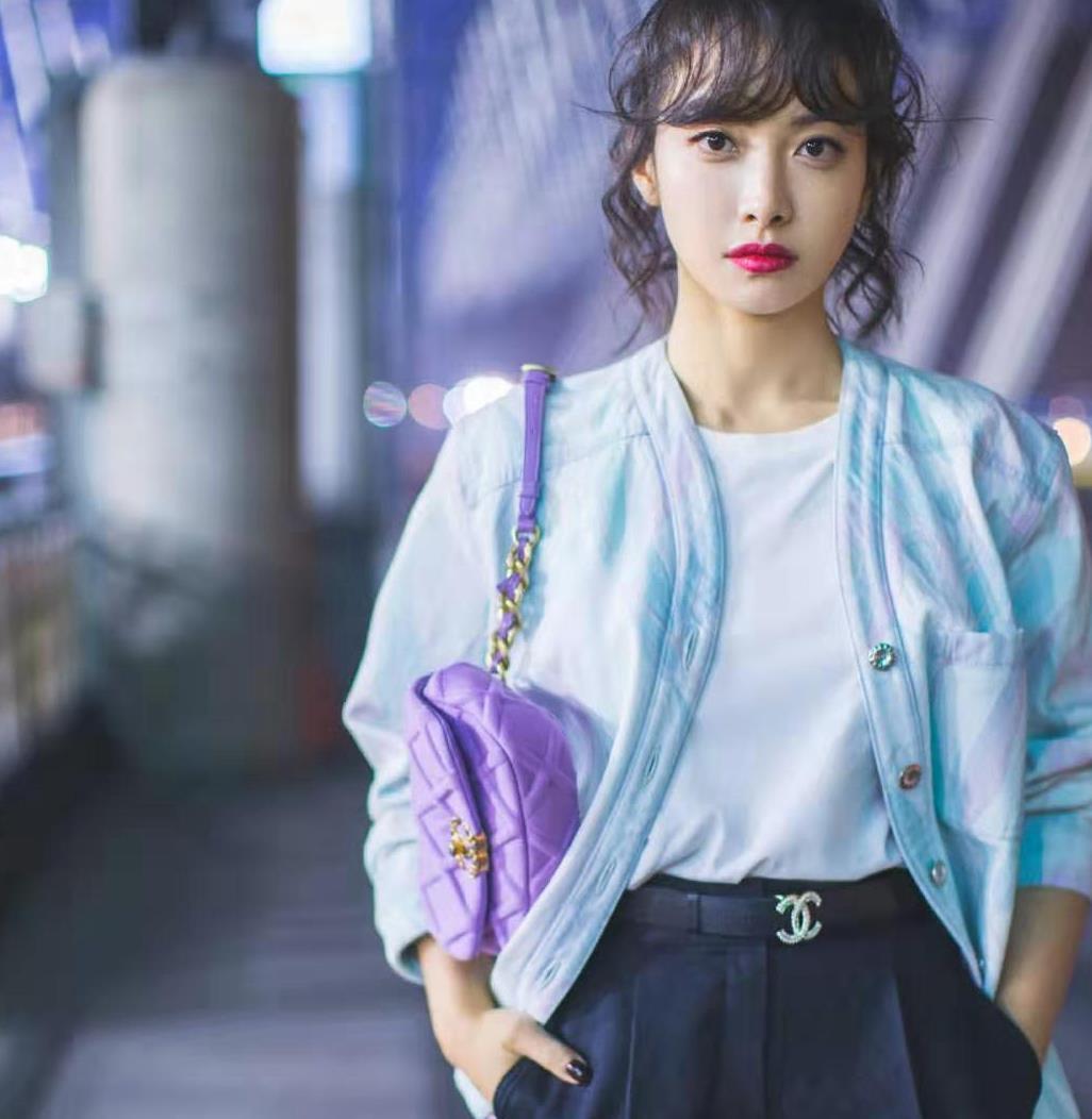 宋茜启程巴黎,换羊毛卷半丸子头搭休闲装,清新甜美似少女!