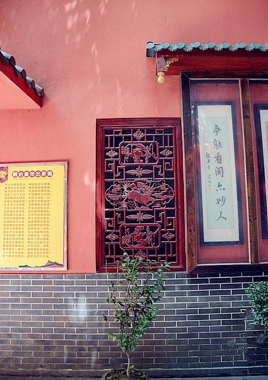 重庆市区唯一的女众寺院,就在解放碑的繁华闹市,赵朴初题写牌匾