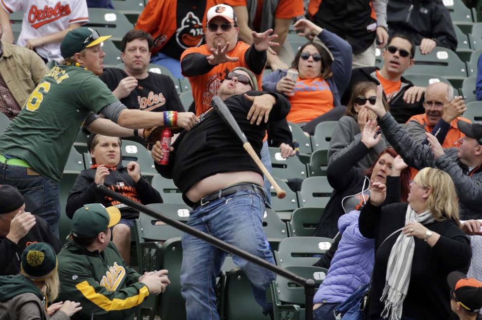 球棍的飞出通常是因为选手不规范的动作,或者用力过度,甚至是