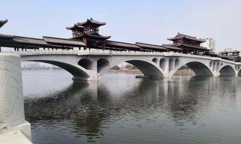 丽江黑龙潭五孔桥图片