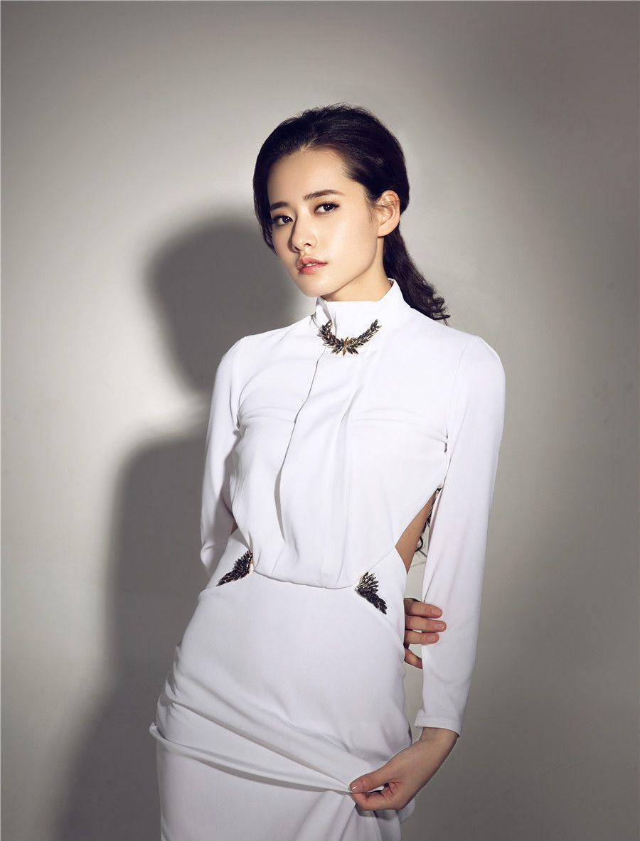 柴碧云:身着白色露背礼服,端庄中透露着一股说不出的妖媚之感