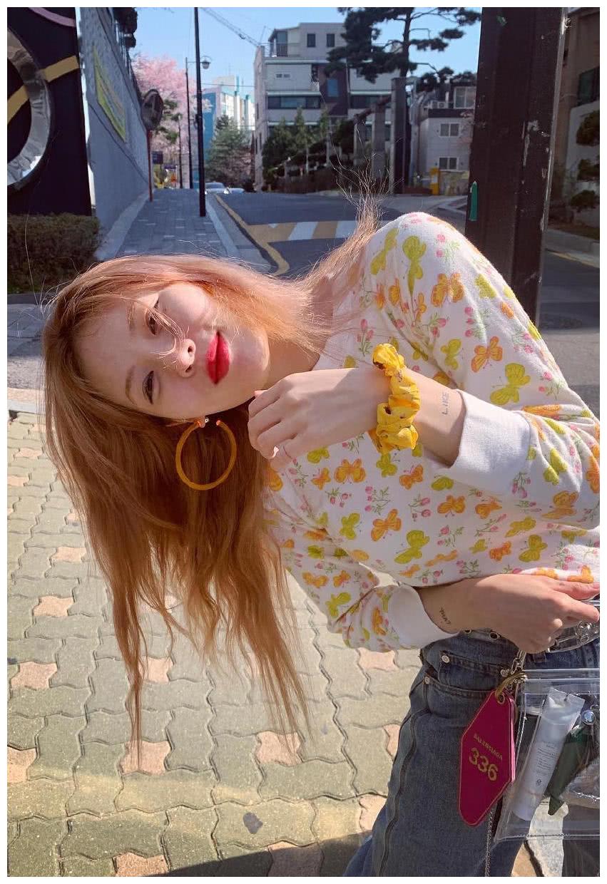 金泫雅晒歪头杀自拍女神还真就是活泼可爱这头歪的很清新靓丽