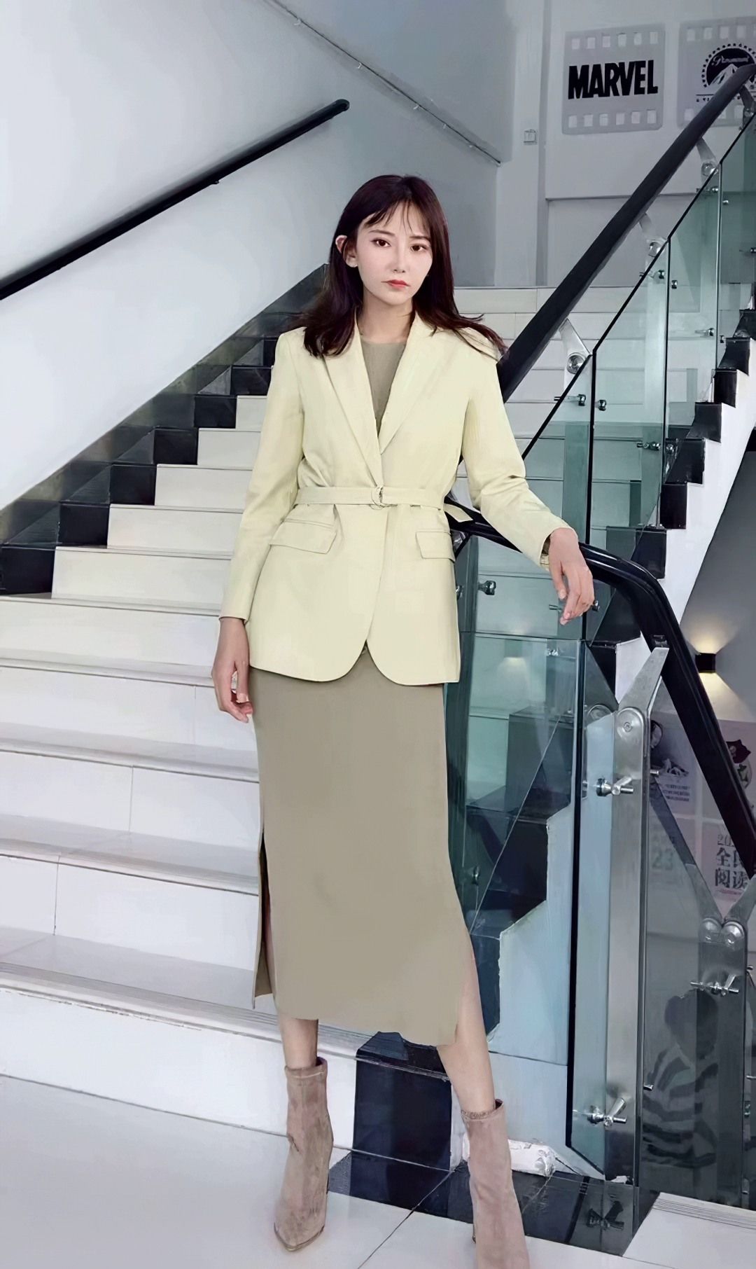 街拍:美女绿色西服搭配长裙,秋冬季靠色穿搭技巧,时尚又有气质_高清