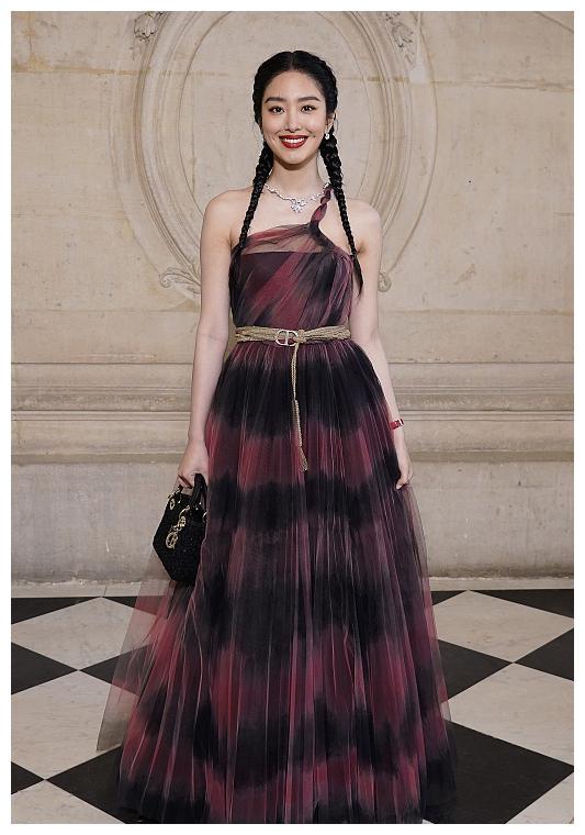 杨采钰亮相巴黎时装周 穿高定渐变纱裙 梳两个麻花辫青春靓丽