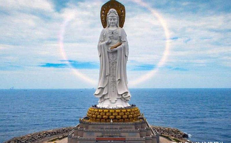 就再也没有台风登陆过三亚了,很多信佛的人认为,这是南海观音显灵了