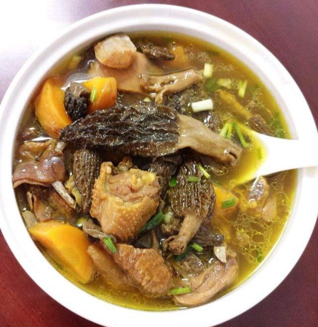 羊肚菌炖鸡汤营养丰富鲜香味美深受人们欢迎