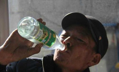 酒尽留心喝酒喝到断片酒精会麻痹身体一定要关注负面影响